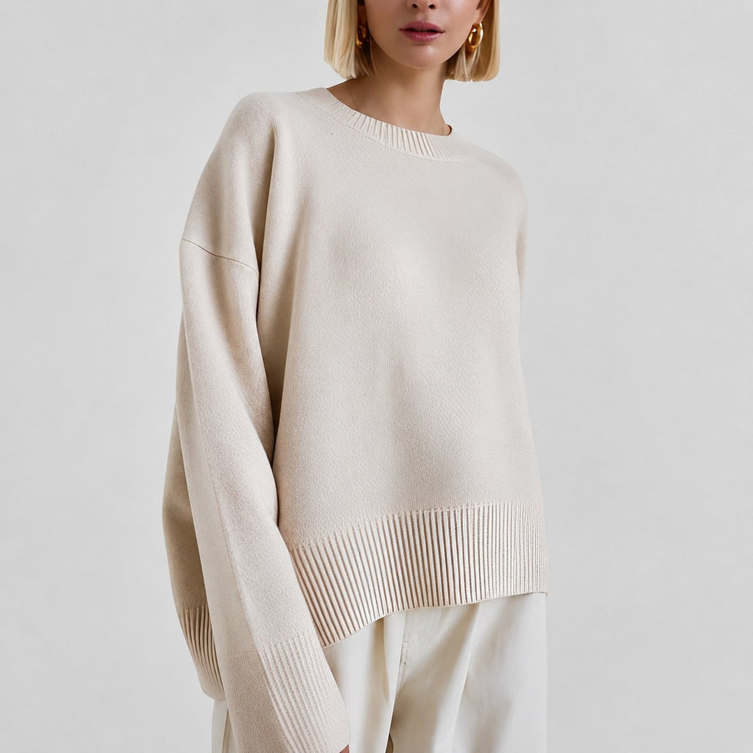 Beżowy damski sweter oversize. Komfortowy, ciepły pulower z długim rękawem, idealny na jesień i zimę, styl casual.