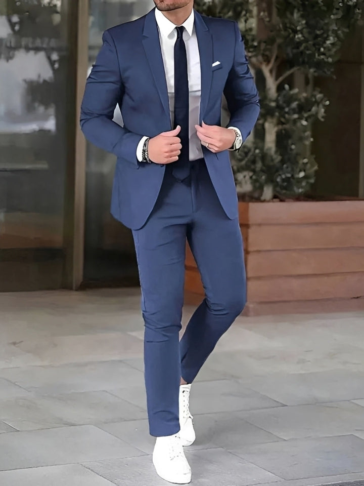 Niebieski męski garnitur slim fit. Formalny i elegancki komplet idealny na biznes, wesela i modne stylizacje.