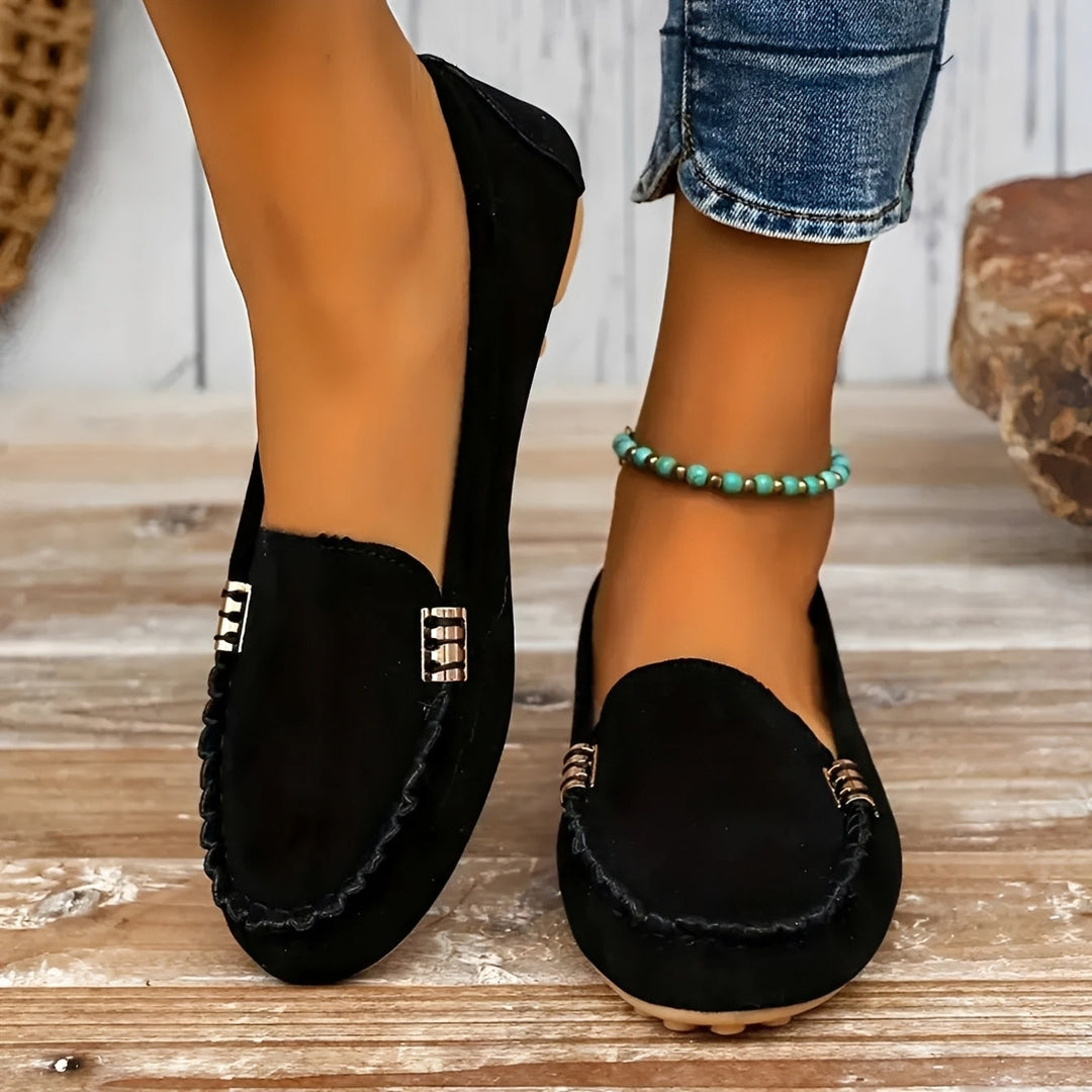 Modne płaskie buty damskie, uniwersalny styl. Wygodne obuwie casualowe na wiosnę i lato.