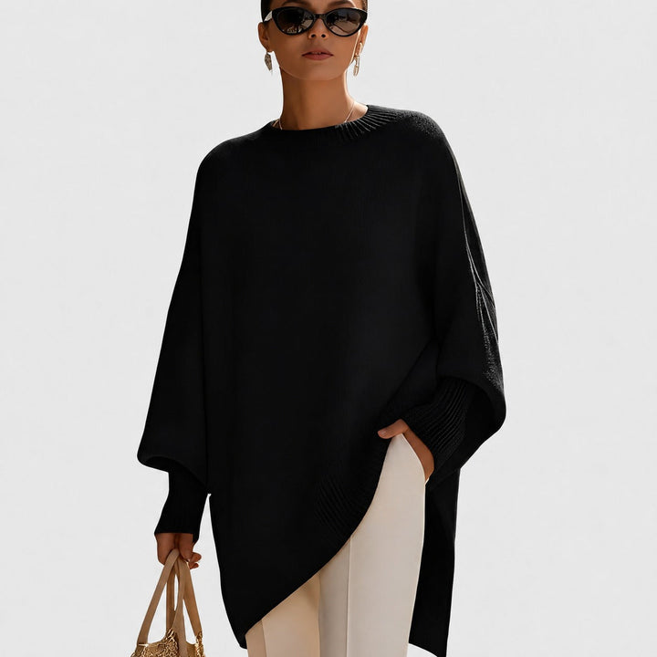 Damski sweter oversize na manekinie. Ciepły, modny pulower z długim rękawem, idealny na chłodne dni, odzież damska.