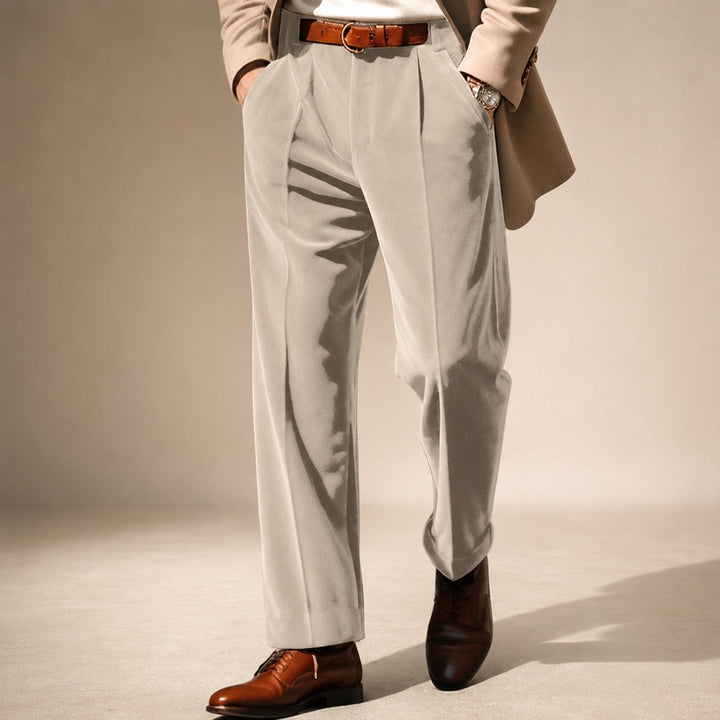 Męskie spodnie garniturowe slim fit, eleganckie i dopasowane, idealne do biura. Klasyczna moda męska.