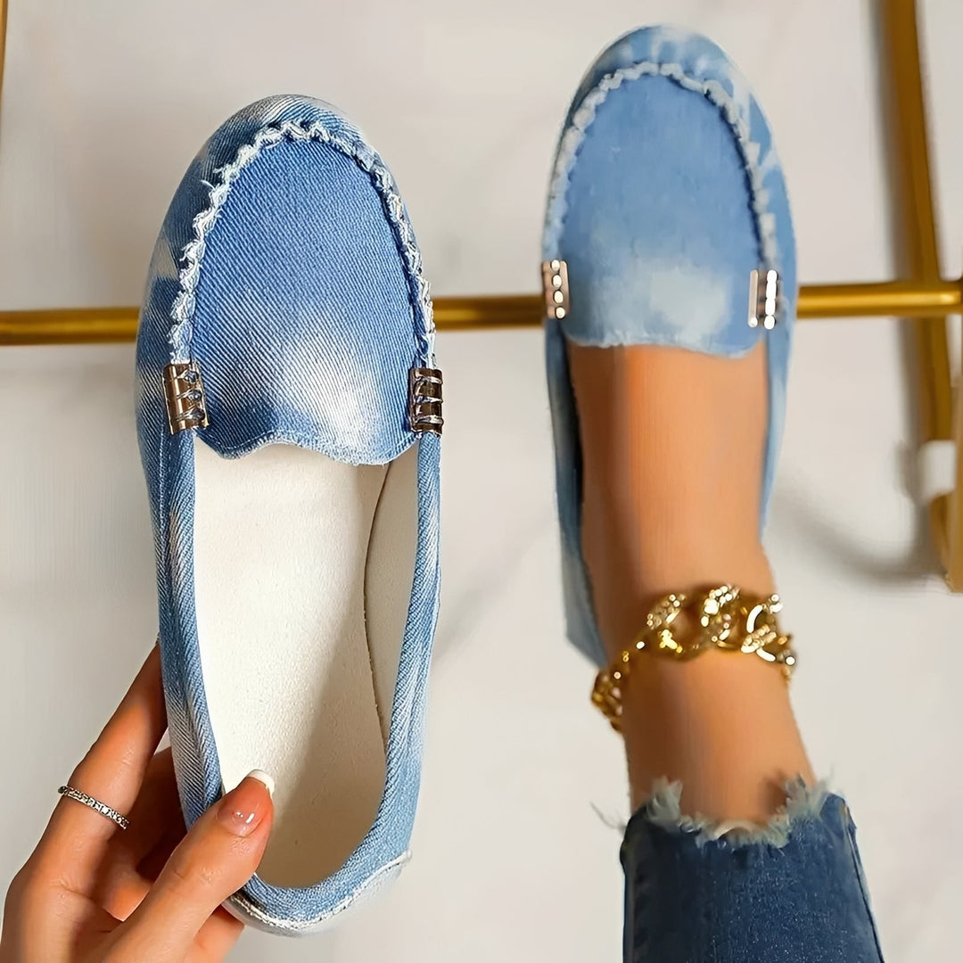 Damskie płaskie buty, ponadczasowy design. Wygodne obuwie casualowe do noszenia przez cały rok.