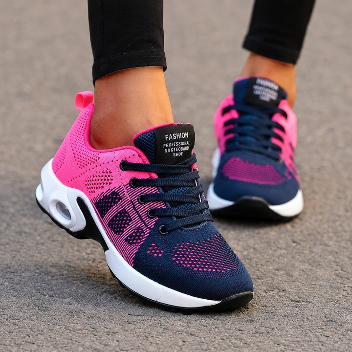 Kobieta w lekkich sneakersach Lina. Wygodne i stylowe obuwie damskie na co dzień. Moda casual.