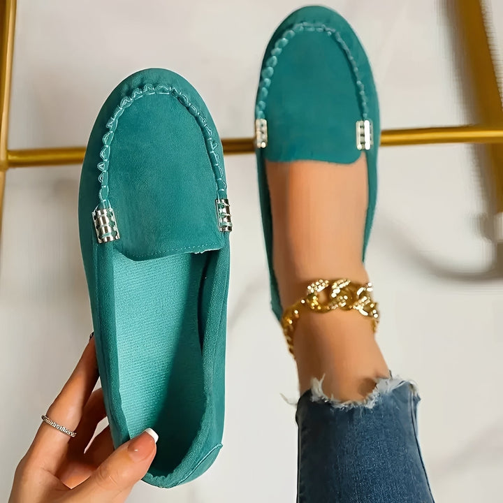 Eleganckie, płaskie buty damskie. Wygodne obuwie casualowe idealne do wielu stylizacji.