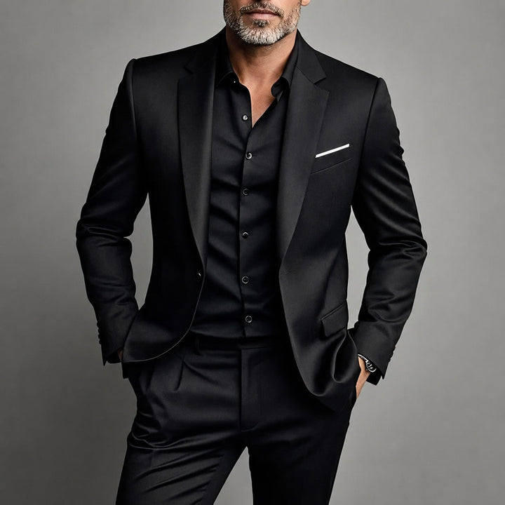 Męski garnitur slim fit z elegancką marynarką i dopasowanymi spodniami. Komplet na uroczystości i styl biznesowy.