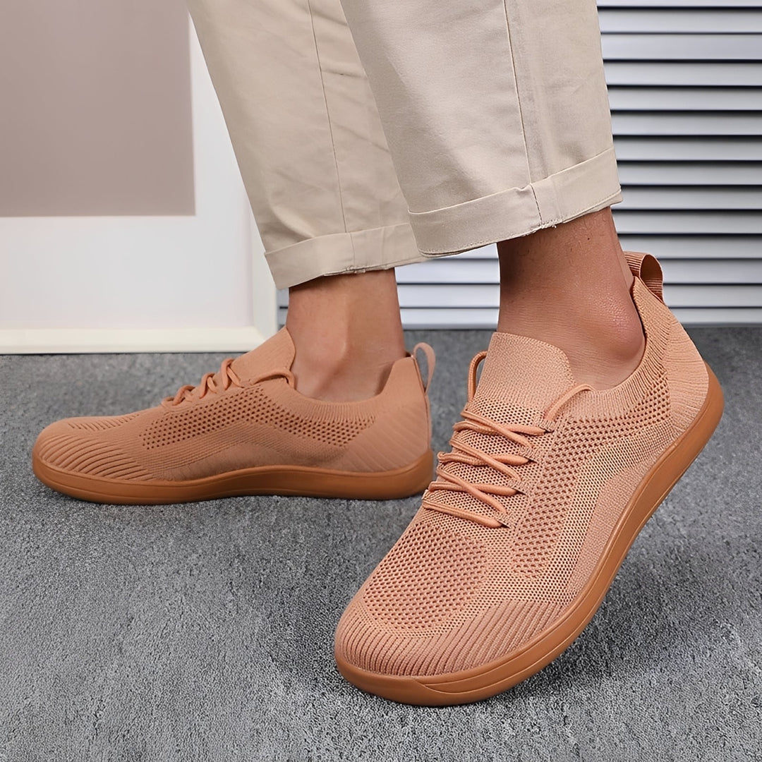 Modne damskie sneakersy sportowe, przewiewne, idealne do codziennych stylizacji i na wygodny spacer.
