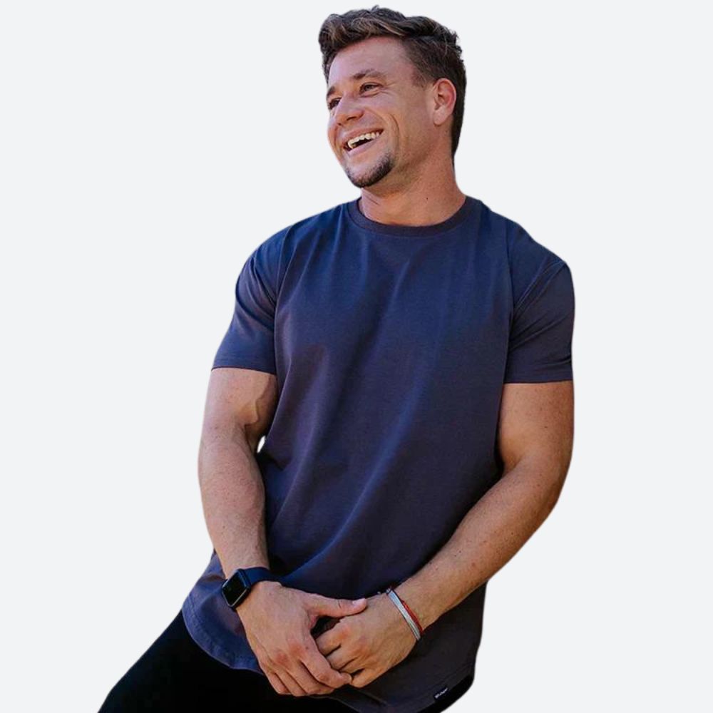 Modna męska koszulka muscle fit, idealna do casualowych stylizacji. Podkreśla mięśnie i zapewnia stylowy wygląd.