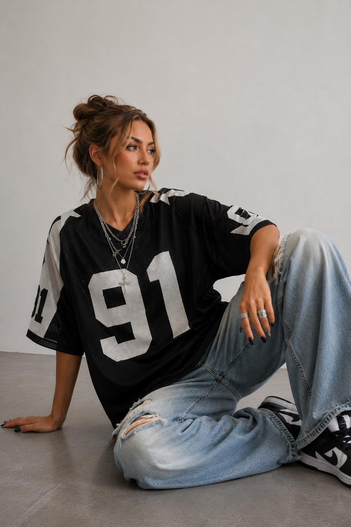 Damska koszulka oversized Y2K z wyrazistym numerycznym nadrukiem, sportowa i modna, do letniego streetwearu.