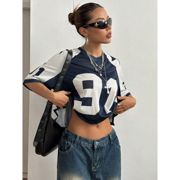 Modelka w luźnej damskiej koszulce Y2K oversized z numerycznym nadrukiem, sportowej, styl streetwear na lato.