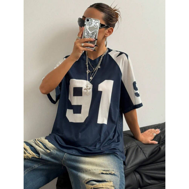 Zbliżenie na numeryczny nadruk modnej damskiej koszulki Y2K oversized, sportowej, do streetwearu.