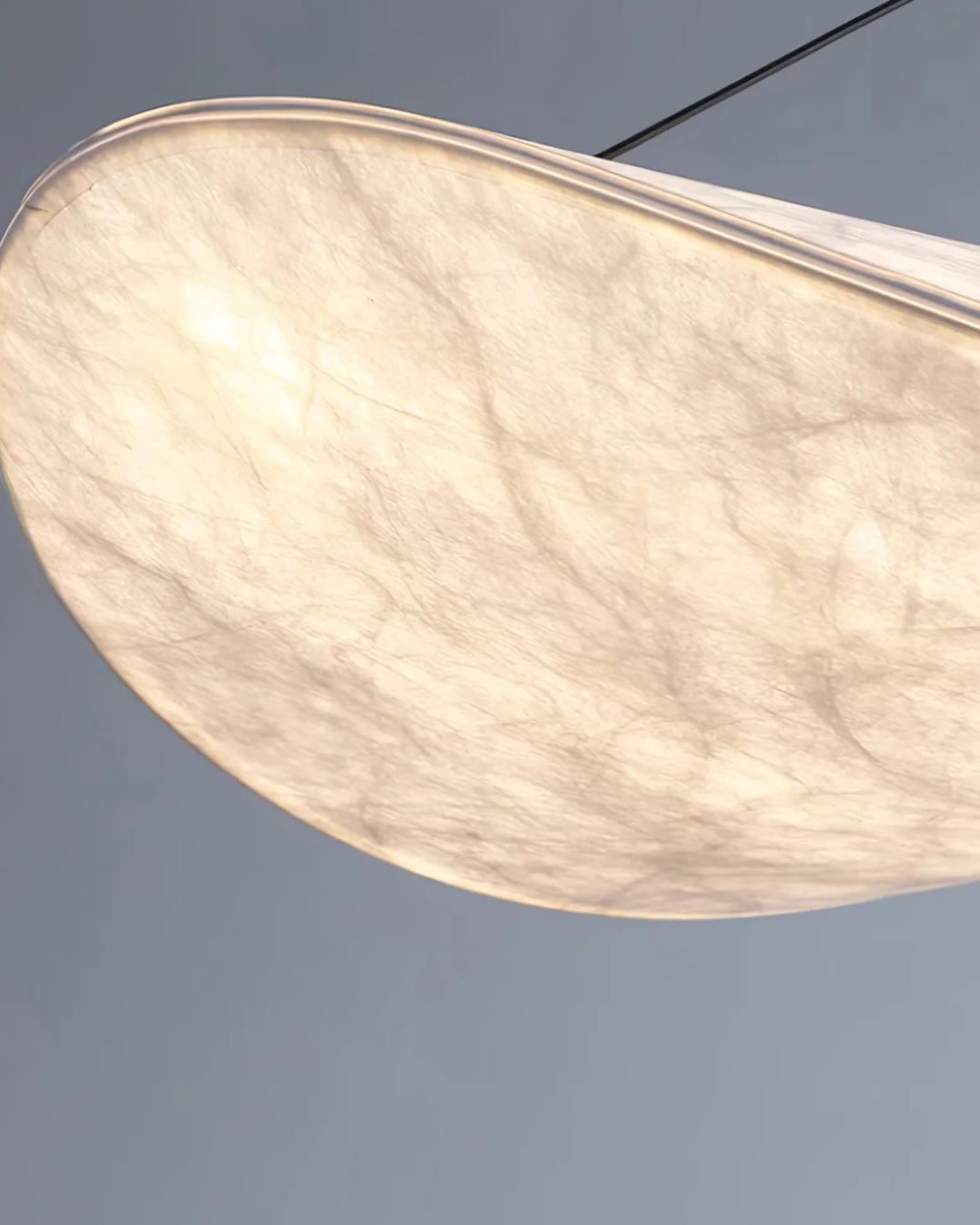 Designerska lampa sufitowa Japandi. Nowoczesne oświetlenie wnętrz z efektem zaćmienia i sztucznym jedwabiem.