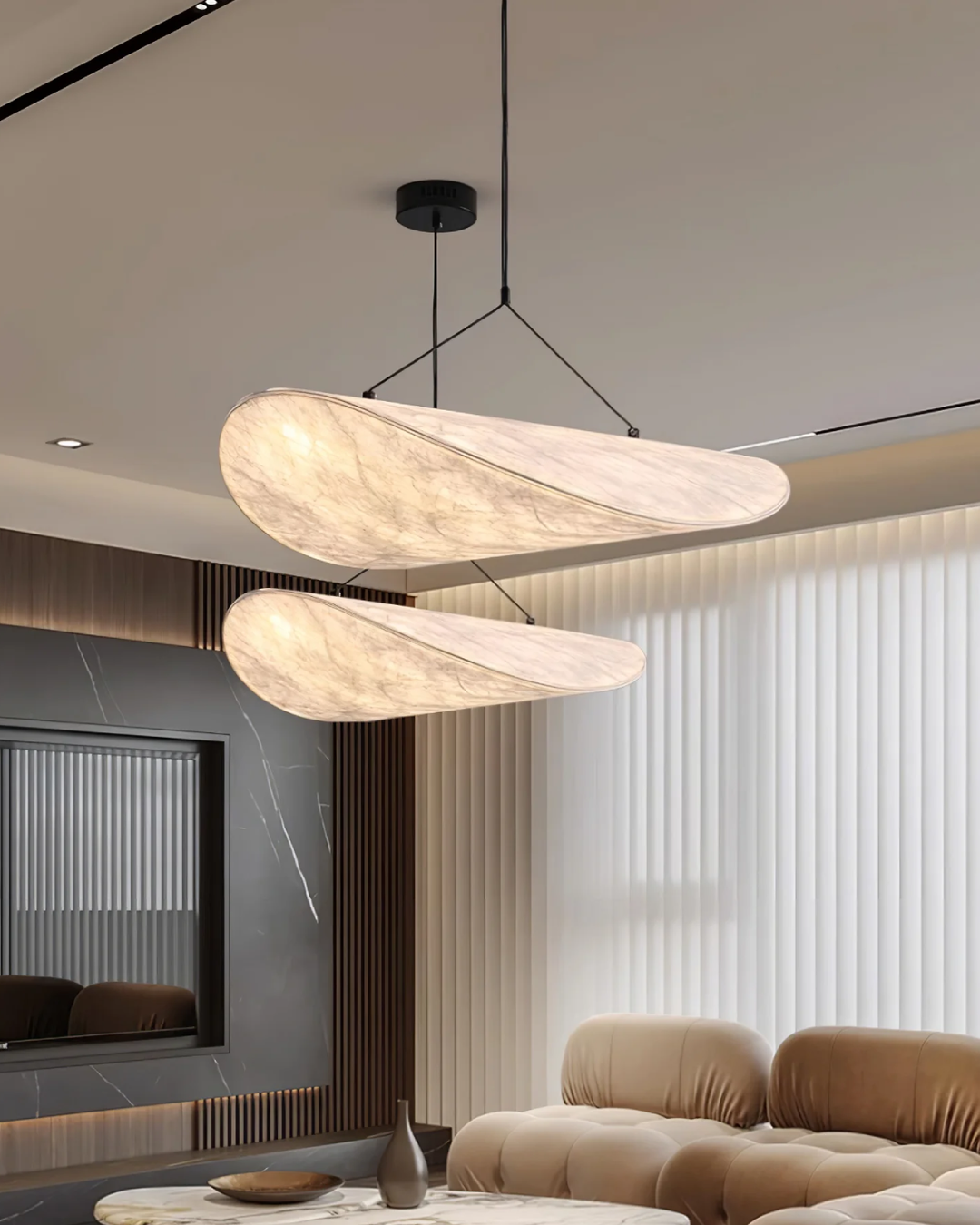 Lampa sufitowa Japandi wnosi spokój i styl. Oświetlenie z efektem zaćmienia, idealne do wnętrz.