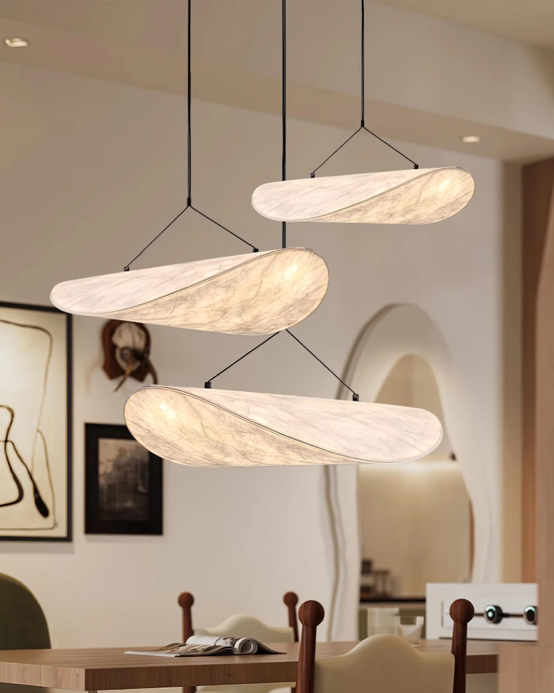 Lampa sufitowa Japandi do sypialni. Spokojne oświetlenie, efekt zaćmienia, idealne do relaksu.
