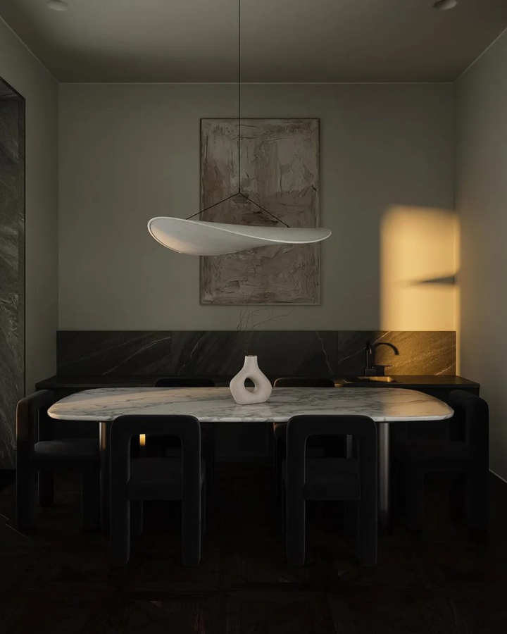 Lampa sufitowa Japandi zamontowana. Nowoczesne oświetlenie, minimalistyczny design, tworzy przytulną atmosferę.