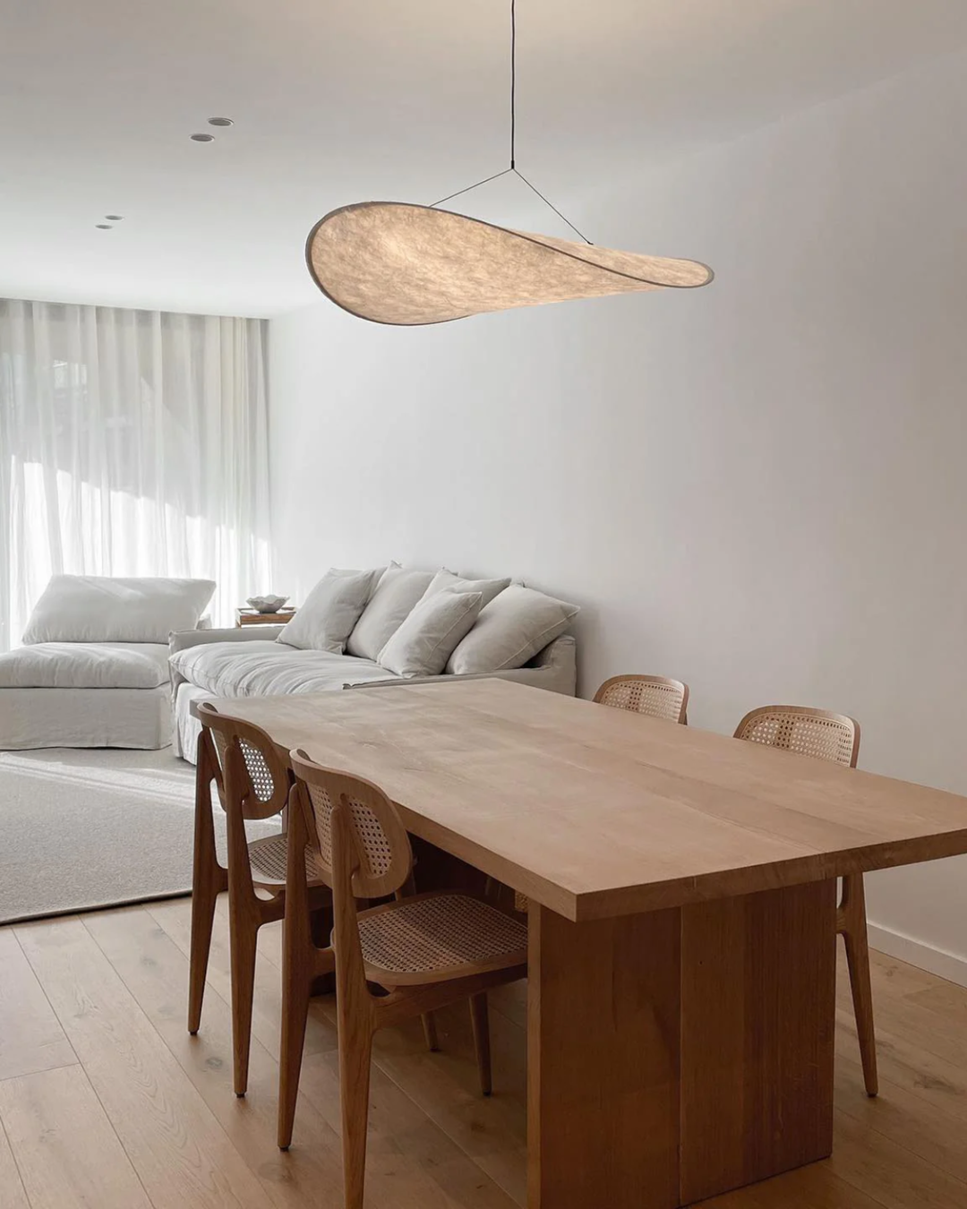 Lampa sufitowa Japandi z unikalnym efektem zaćmienia. Tworzy nastrojowe oświetlenie w salonie.