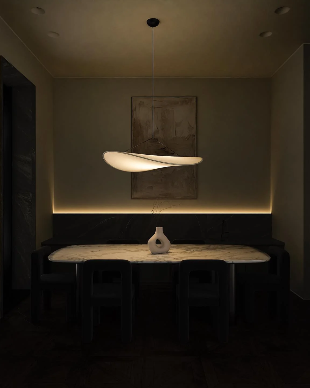 Lampa sufitowa Japandi do salonu. Nowoczesne oświetlenie, minimalistyczny design i nastrojowe światło.