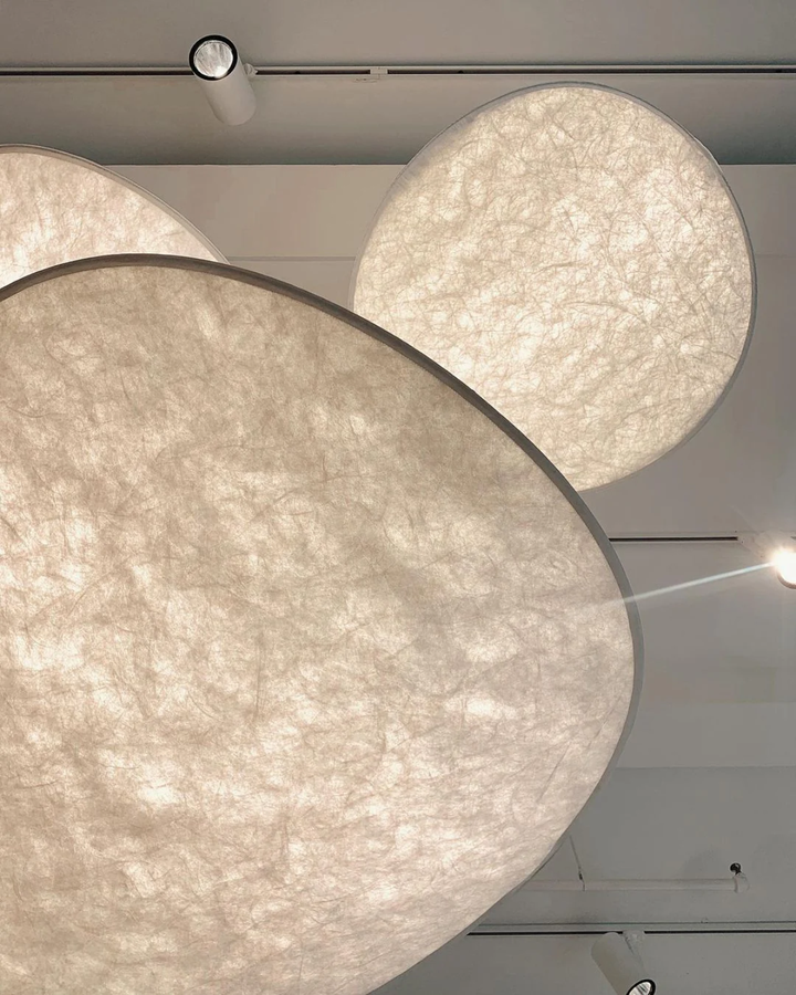 Lampa sufitowa Japandi z miękkim światłem. Nastrojowe oświetlenie z efektem zaćmienia, komfortowe dla oczu.