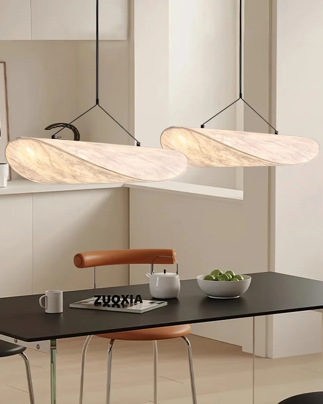 Elegancka lampa sufitowa w stylu Japandi. Minimalistyczny design i nowoczesne oświetlenie sypialni.
