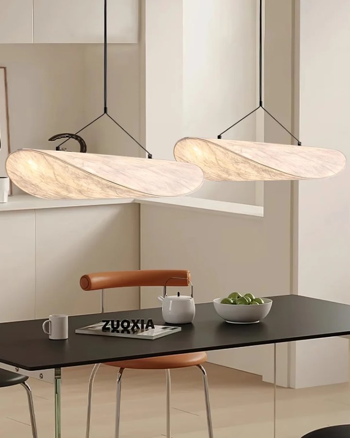 Elegancka lampa sufitowa w stylu Japandi. Minimalistyczny design i nowoczesne oświetlenie sypialni.