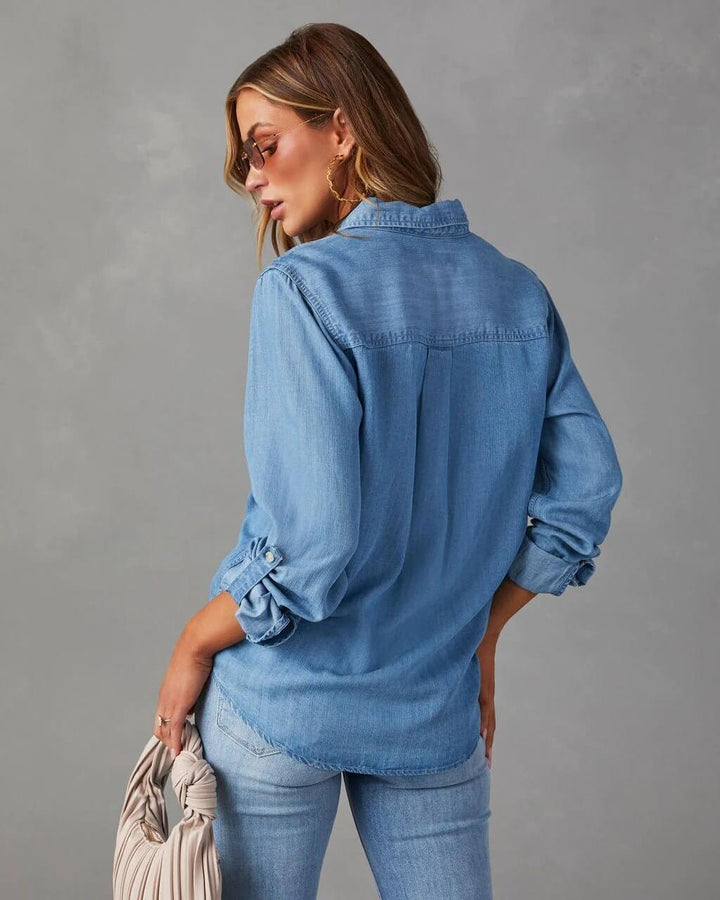Klasyczna niebieska koszula jeansowa damska z długim rękawem, ponadczasowy element mody.