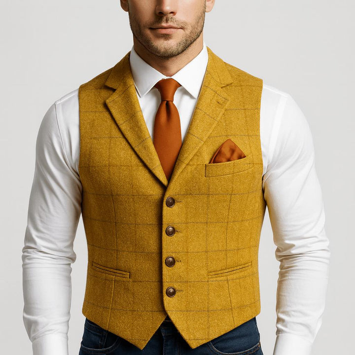 Dopasowana kamizelka męska jednorzędowa, stylizacja smart casual. Elegancka do biura lub na spotkanie.