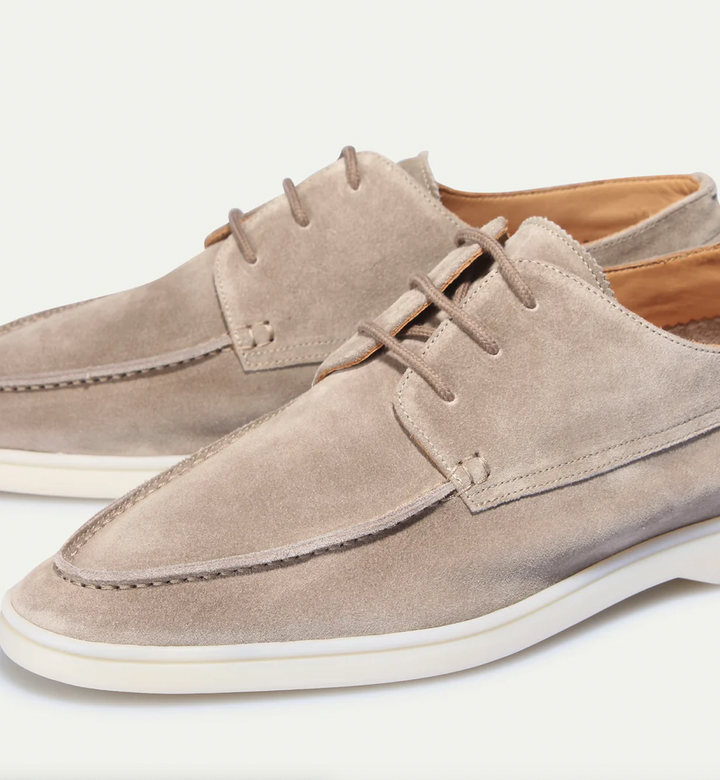 Buty męskie casual beżowe, sznurowane, z widoczną białą podeszwą. Lekkie obuwie na co dzień.