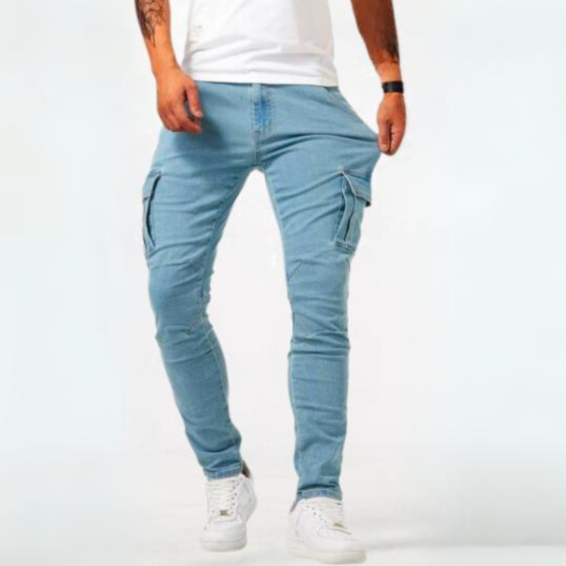 Modne szare jeansy męskie cargo slim fit. Wszechstronne spodnie do stylizacji streetwear i casual na lato.