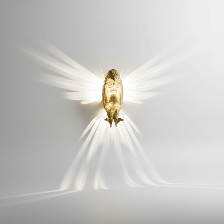 Lampa ścienna AeroGlow z żywicy. Bezprzewodowy kinkiet zasilany bateriami, oświetlenie nastrojowe, design z ptakami.