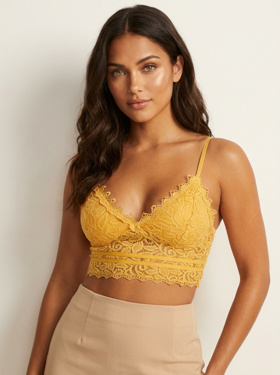 Delikatny koronkowy crop top damski, beżowy, z regulowanymi ramiączkami. Wygodny.