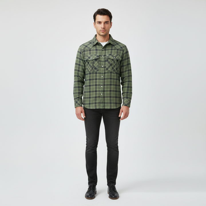 Detale wzoru męskiej koszuli w kratę. Klasyczny design, miękki materiał, odzież męska casual. Moda jesień zima.