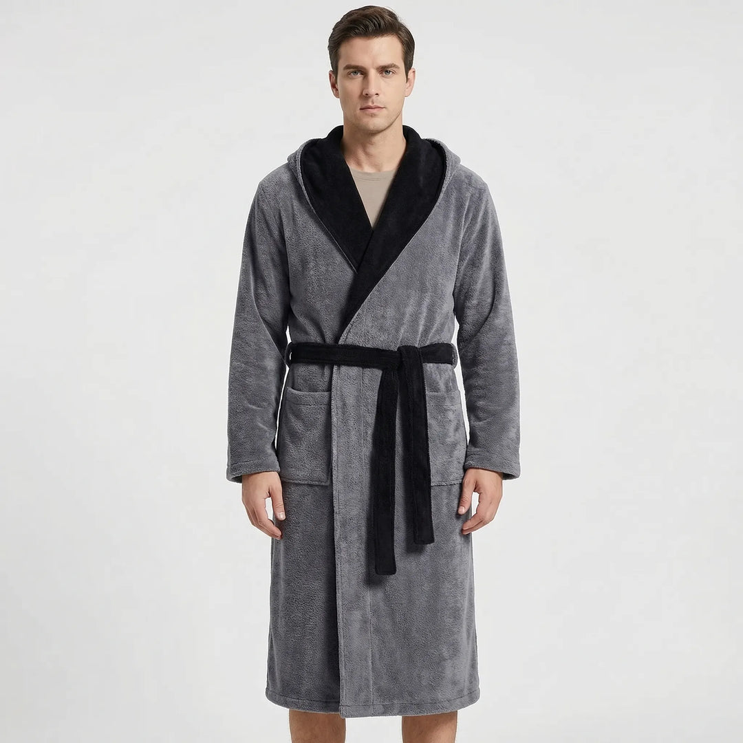 Miękki męski szlafrok kąpielowy z kapturem, z wiązaniem typu kimono. Idealny na chwile domowego relaksu.