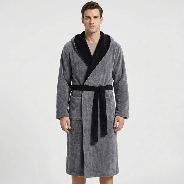 Miękki męski szlafrok kąpielowy z kapturem, z wiązaniem typu kimono. Idealny na chwile domowego relaksu.