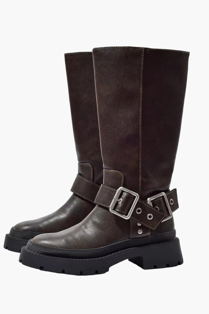 Brązowe damskie botki na platformie z klamrami, styl retro. Modne i wygodne obuwie jesienne.
