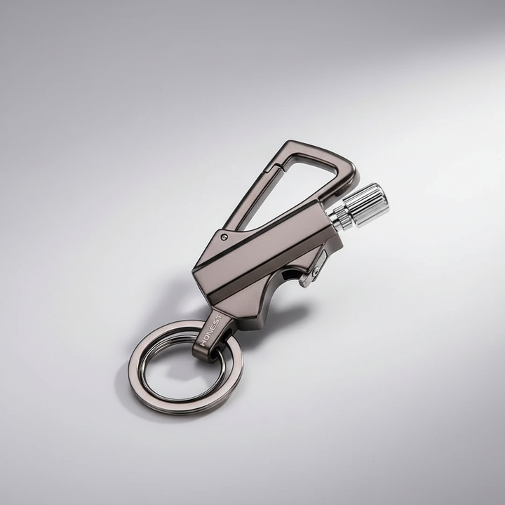 Zapalnik FlareClip trzymany w dłoni, pokazujący jego kompaktowy rozmiar i ergonomiczny design outdoorowy.