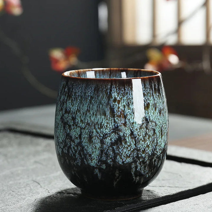 Zbliżenie na ręcznie malowany, tradycyjny wzór na ceramicznym kubku Kōkei 150ml. Sztuka herbaciana.