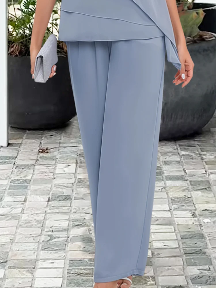 Bluzka z szyfonu i szerokie spodnie damskie, tworzące wizytowy, elegancki komplet na specjalne okazje.