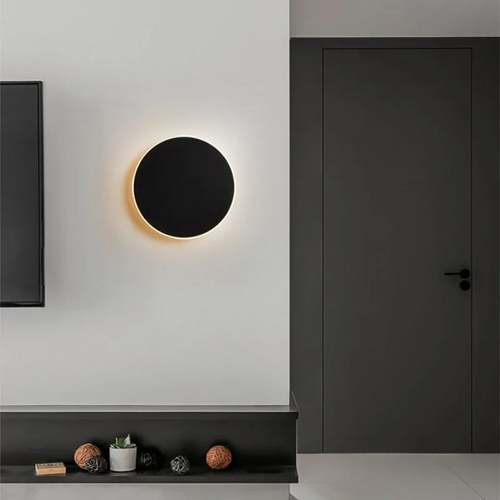Kulista lampa ścienna LED z efektem połysku. Nowoczesne, energooszczędne oświetlenie dekoracyjne wnętrz.