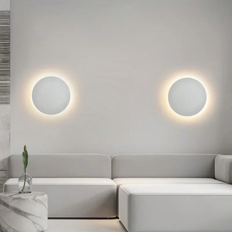 Elegancka lampa ścienna LED, kula z połyskiem. Minimalistyczna oprawa dekoracyjna do wnętrz.
