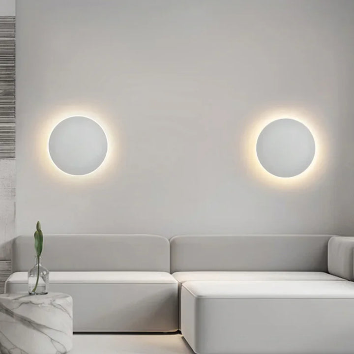 Elegancka lampa ścienna LED, kula z połyskiem. Minimalistyczna oprawa dekoracyjna do wnętrz.