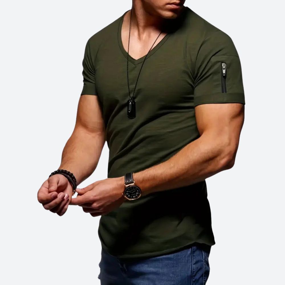 Stos białych męskich koszulek t-shirt z dekoltem V, gotowych do wysyłki, letnia kolekcja.