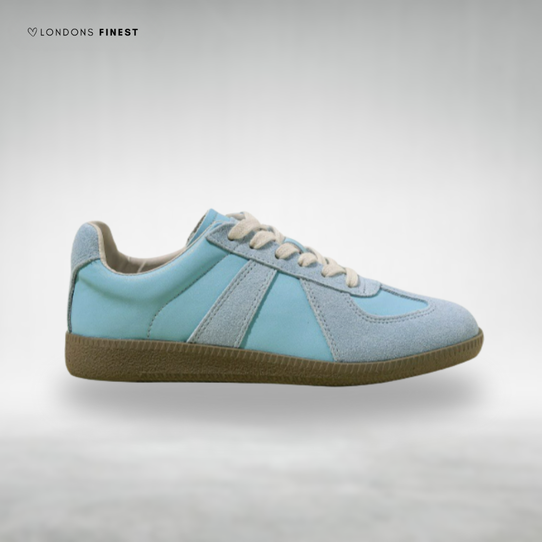 Białe sneakersy damskie retro z niebieskimi akcentami, sznurowane, niska sylwetka. Komfortowe obuwie vintage na co dzień.