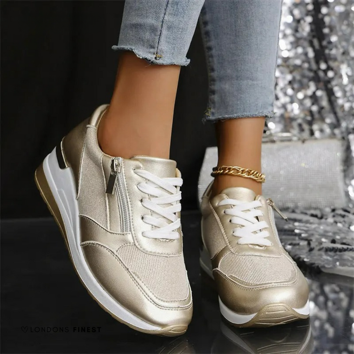 Damskie srebrne sneakersy na koturnie z metalicznym efektem. Modne i wygodne obuwie casualowe z ukrytym koturnem.