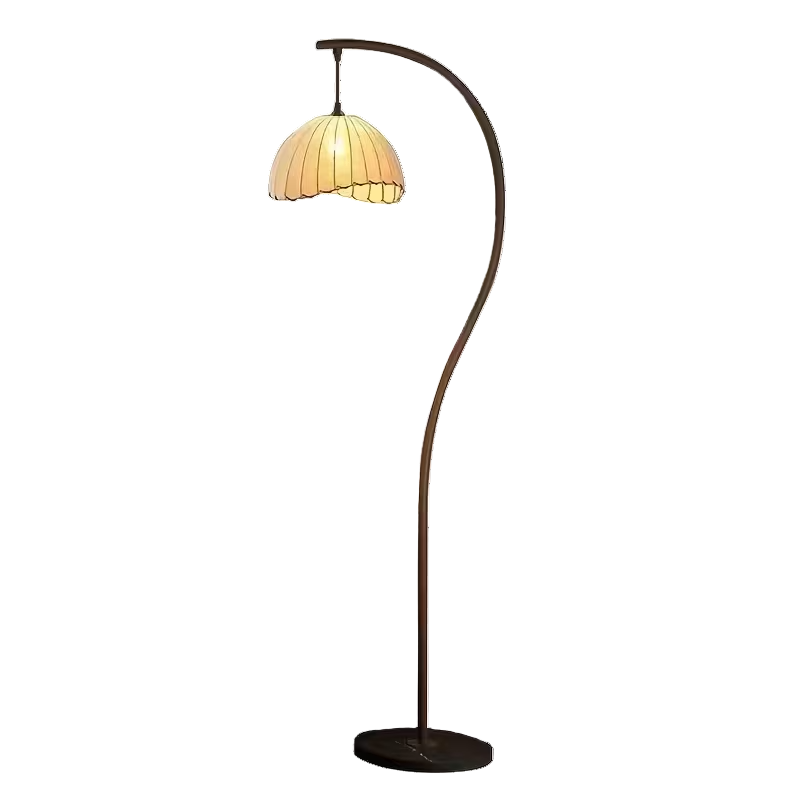 Elegancka lampa podłogowa brązowa z zakrzywioną nogą i kopułowym abażurem, idealna do salonu, nowoczesny design.