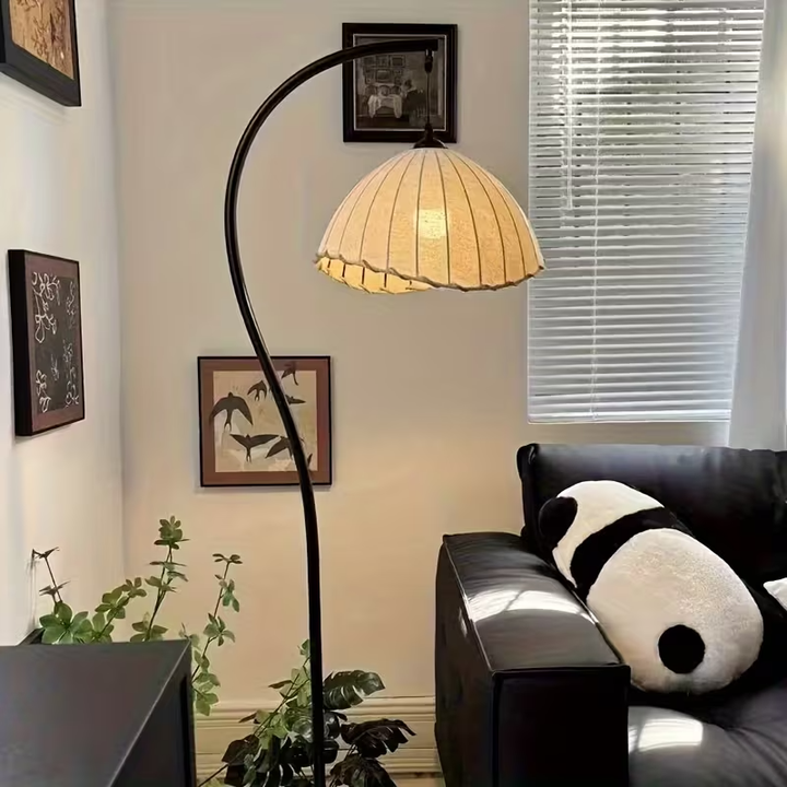 Designerska lampa stojąca z zakrzywionym trzonem i metalowym kopułowym kloszem, oświetlenie do sypialni.