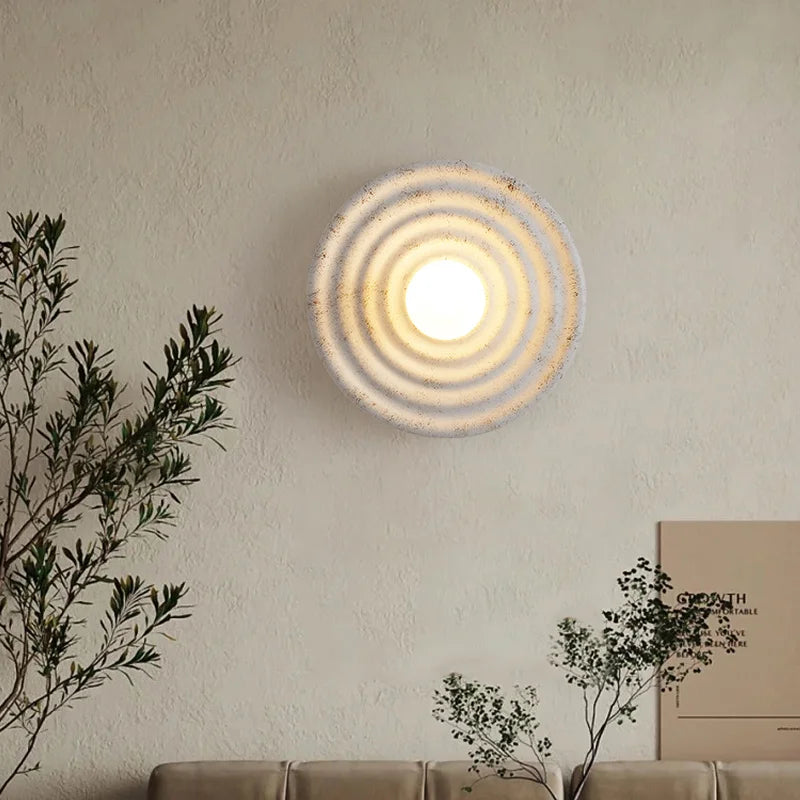 Nowoczesna beżowa lampa ścienna okrągła 22 cm. Kinkiet oświetleniowy w minimalistycznym designie, dekoracja.