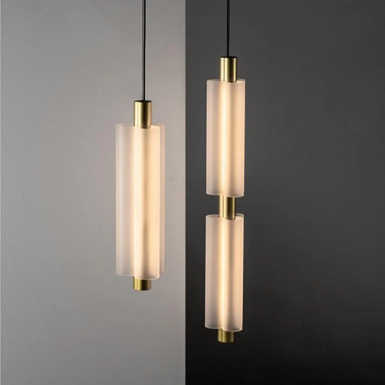 Minimalistyczna lampa wisząca z alabastru, emitująca ciepłe światło LED. Idealna do salonu, sypialni. Elegancki design.