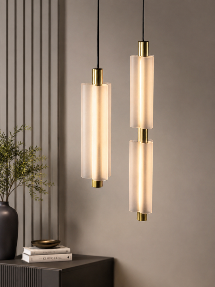 Designerska lampa wisząca z alabastrowym kloszem i mosiężnymi detalami. Nowoczesna estetyka, ciepłe światło LED.