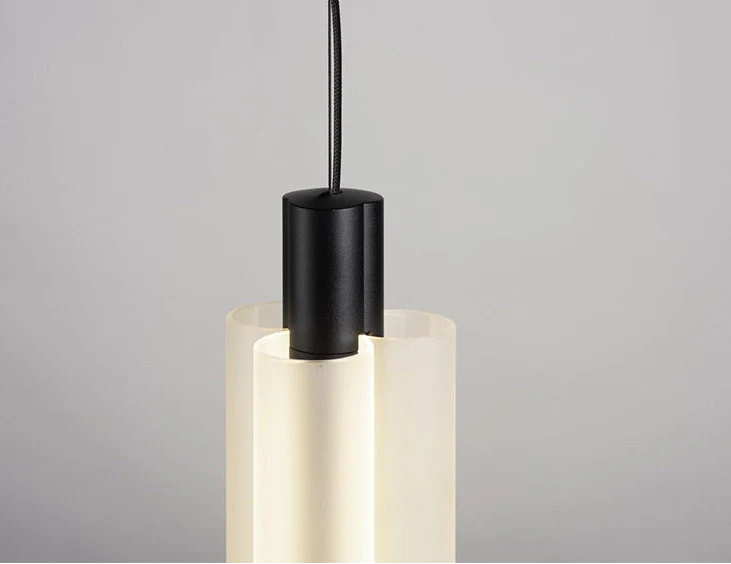 Elegancka lampa wisząca alabastrowa, idealna do nowoczesnych wnętrz. Ciepłe światło LED i minimalistyczny design.