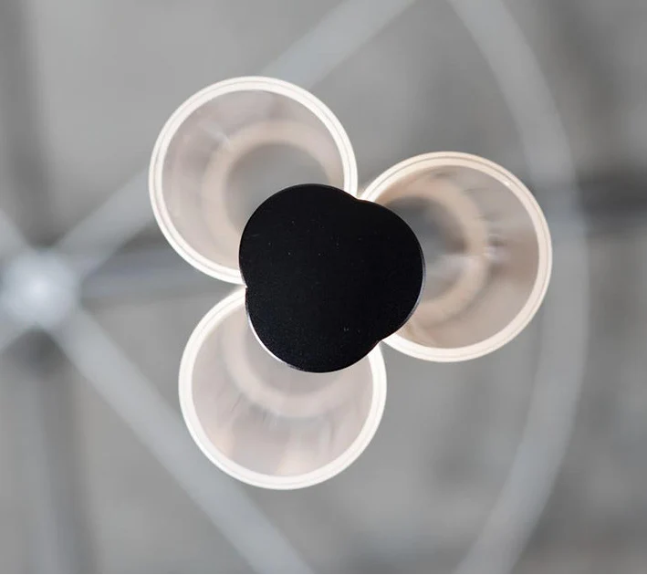Lampa wisząca minimalistyczna z kloszem z alabastru i mosiężnymi akcentami. Ciepłe światło LED, idealna do salonu.