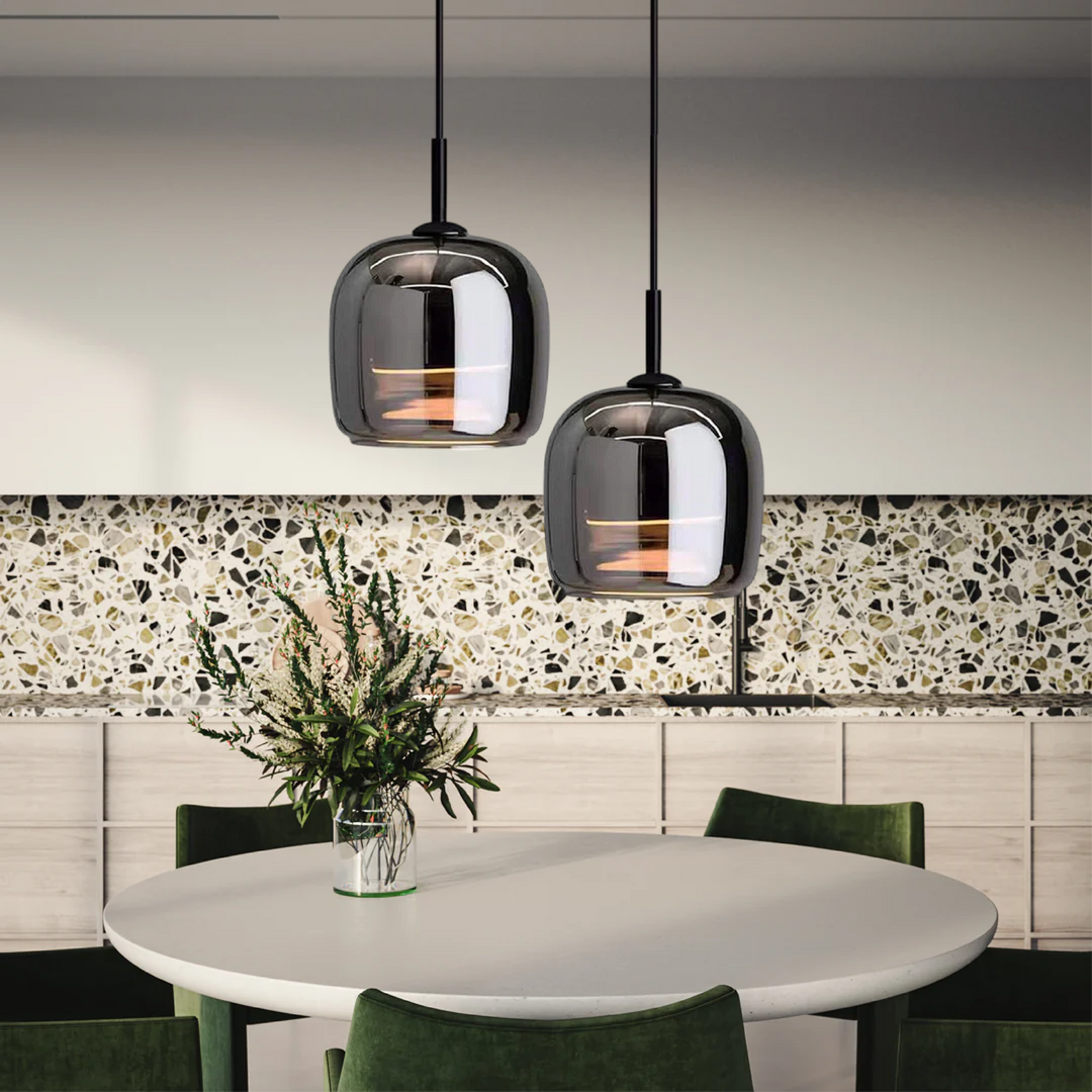 Designerska lampa wisząca LED ze szkłem dymionym, idealna do nowoczesnych wnętrz salonu lub sypialni.